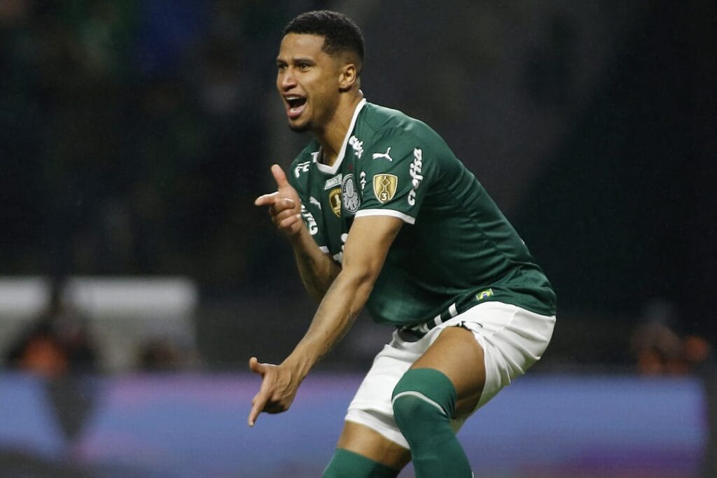 Murilo cobra penalti e faz o gol