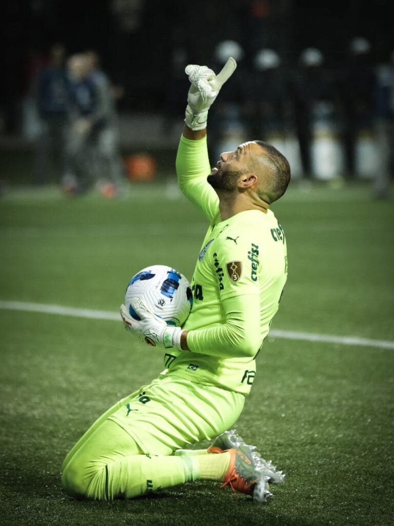 Goleiro segura o jogo com uma defesa espetacular