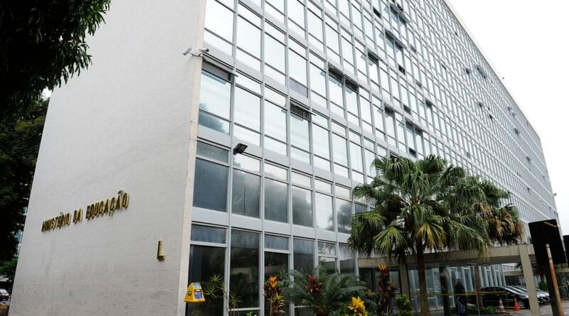 Corte de orçamento de universidades e colégios federais é realizado pelo Mec