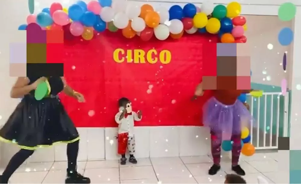 Professoras vestem aluno de macaco