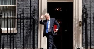 Boris Johnson acena na saída da sua residência