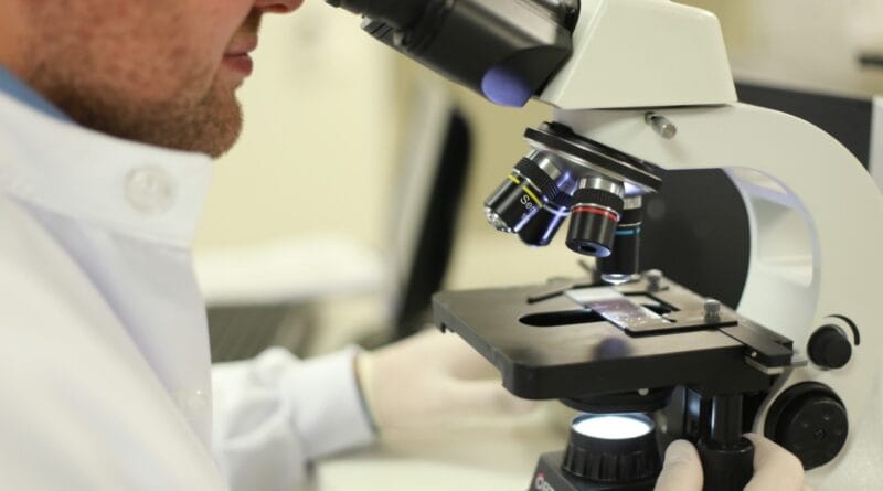 Tecnologia de microscópio virtual substituindo o microscópio convencional