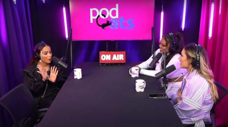 Anitta comenta no podcats que odeia Faking Love