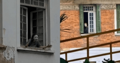 A mulher da casa Abandonada" - faz aparição na janela, com o rosto coberto por algo semelhante a uma pomada branca.