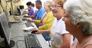 Idosos em aula gratuita de informática