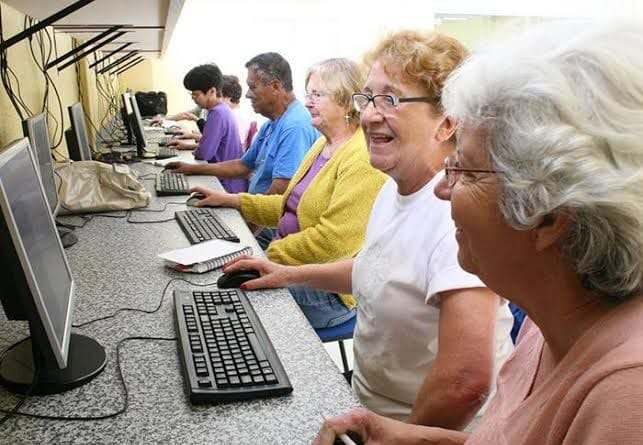 Idosos em aula gratuita de informática