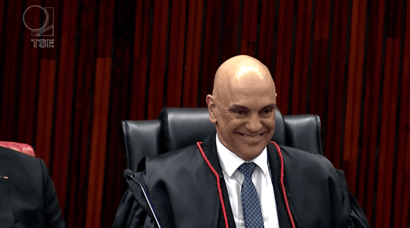 Moraes em cerimonia de posse de presidente do TSE