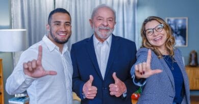 Lula ao lado de apoiadores e sua atual esposa