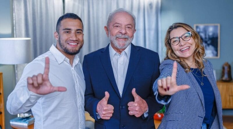 Lula ao lado de apoiadores e sua atual esposa