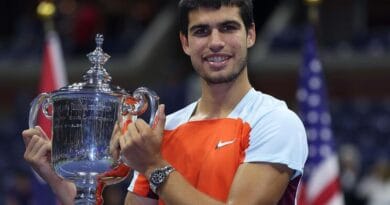 Carlos Alcaraz levanta o troféu