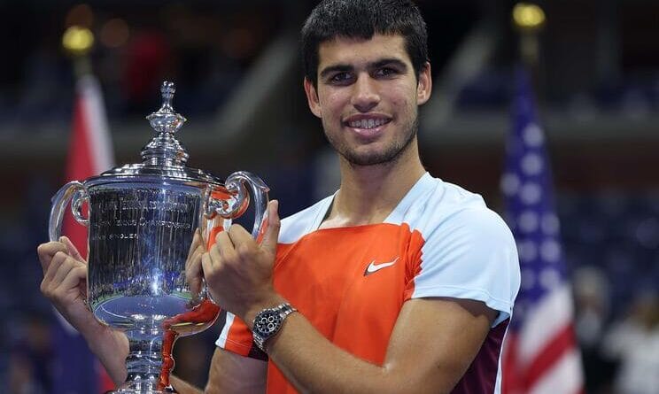 Carlos Alcaraz levanta o troféu