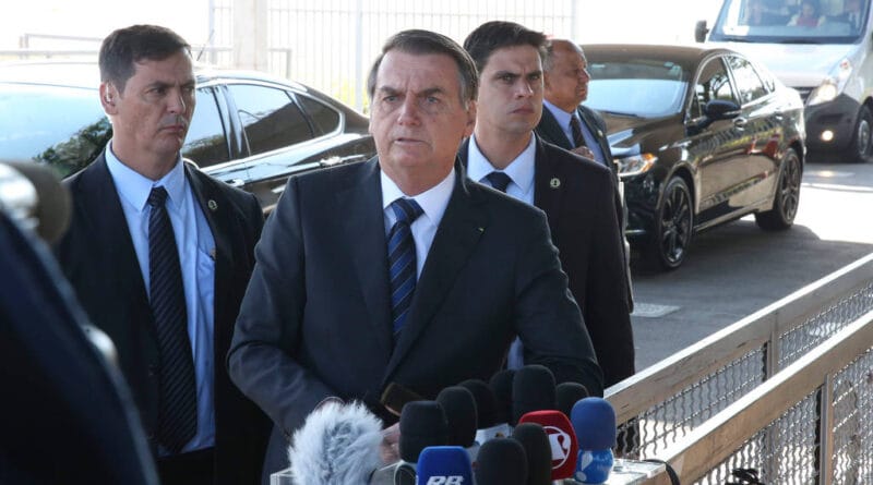 Bolsonaro em fala com jornalistas na saída do planalto