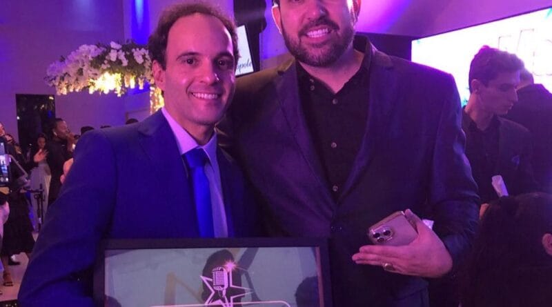 O cantor Edu Silvera e o produtor do evento, Amarildo. Foto: Divulgação.