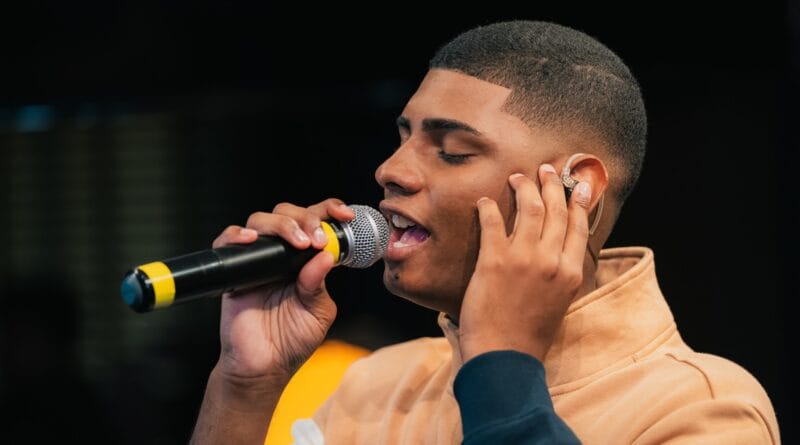 O cantor gospel Emanoel Vitor. Foto: Roberto Queiroz Fotografia.