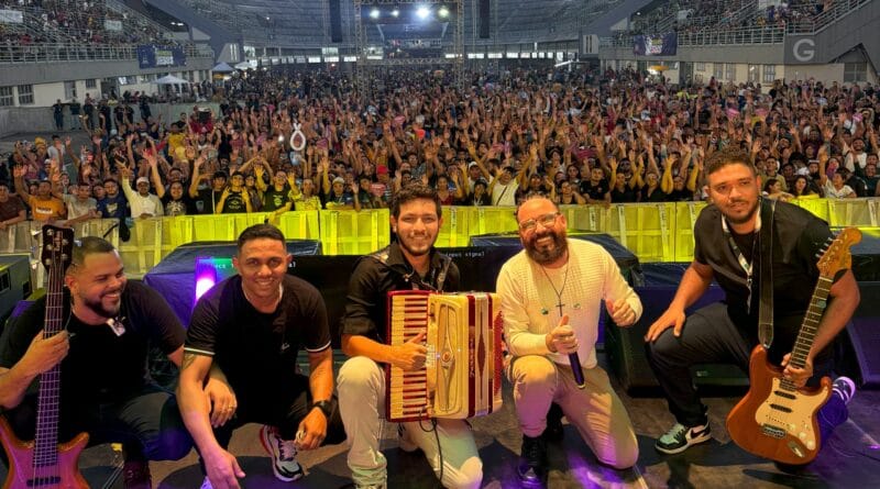 O cantor Jhonny Salvação e banda na Marcha para Jesus em Manaus. Foto: Ísis Machado.