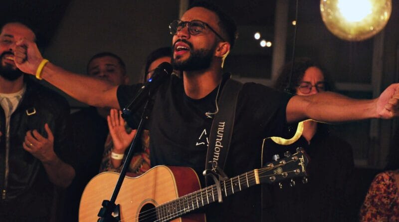 O cantor gospel Junior Ferraz. Foto: Divulgação.