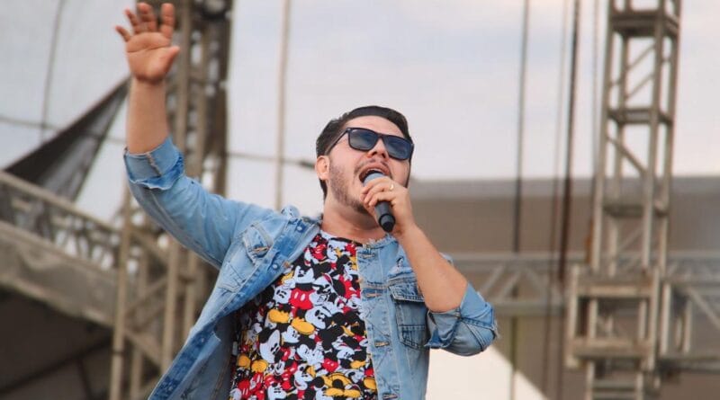 Kaio Canttor se apresenta ao vivo. Foto de Isaque Junior Film.