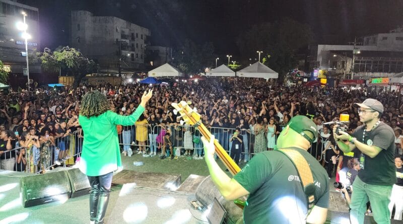 A cantora gospel Tirza Almeida no evento Mergulhados na Praça. Foto: Alice Costa.