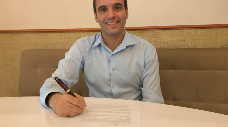 O cantor gospel Edu Silvera assina contrato com a gravadora Holy Song Music. Foto: Divulgação.