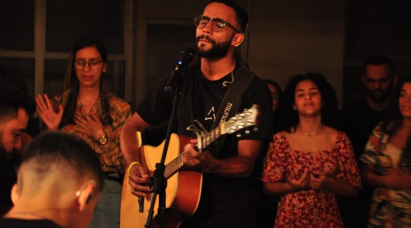 O cantor gospel Junior Ferraz. Foto: Divulgação.