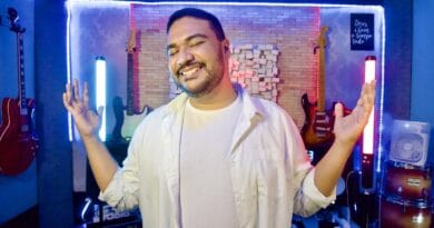 O cantor gospel Lucas Alencar. Foto: Isabela Bevilacqua.