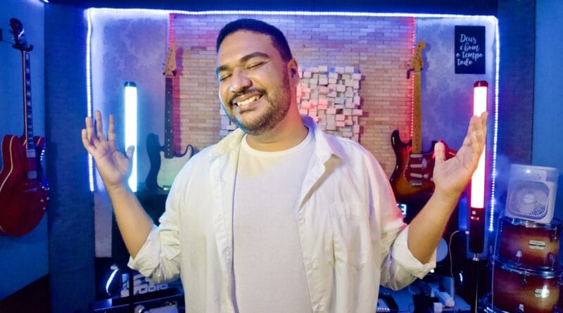 O cantor gospel Lucas Alencar. Foto: Isabela Bevilacqua.