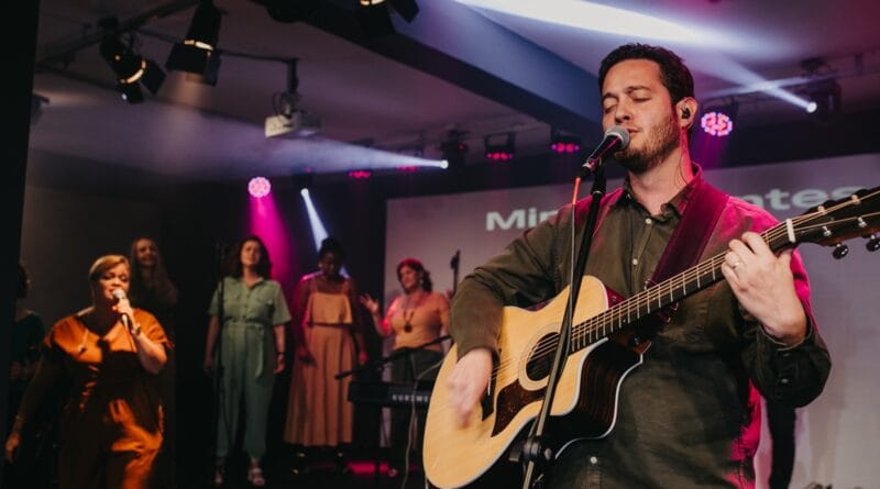 O cantor gospel Lucas Brondi. Foto: Divulgação.