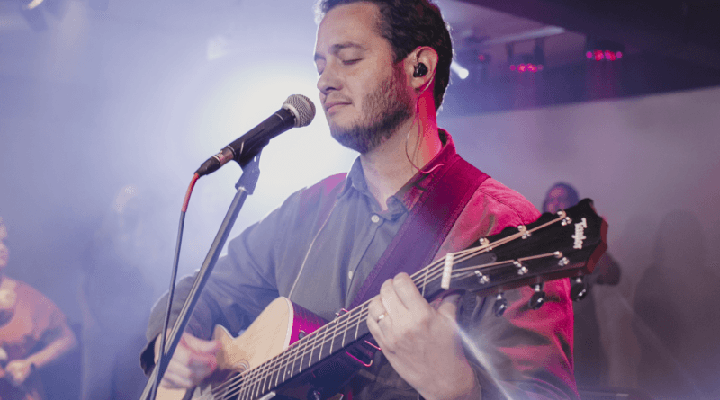 O cantor gospel Lucas Brondi. Foto: Bianca Miraglia.