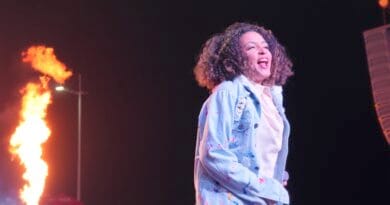 A cantora Tirza Almeida na gravação do clipe "Louvai". Foto: Divulgação.