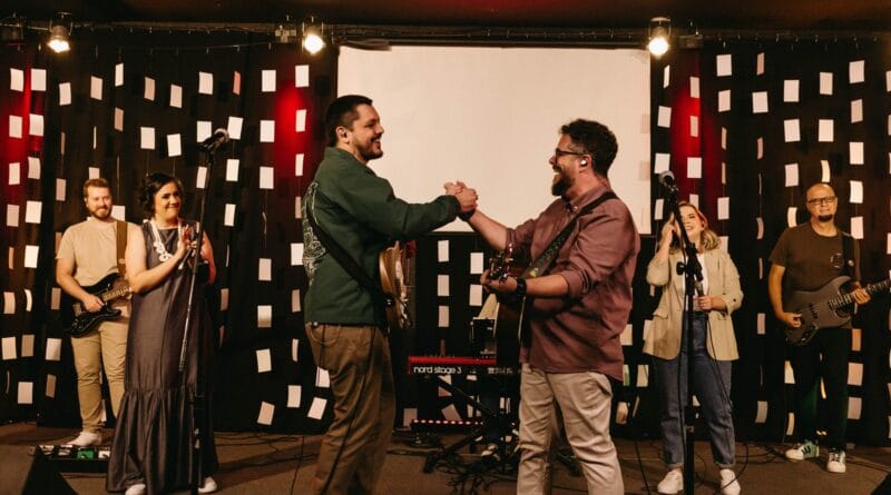 Os cantores Alexandre Magnani e Carlinhos Falsetti. Foto: Divulgação.