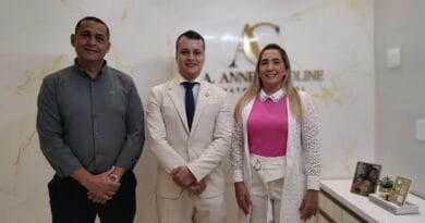 O presidente da ASSOF CE, Capitão Falcão e os proprietários do Complexo Medfísio. Foto: ASSOF CE.