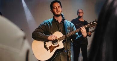 O cantor e pastor Lucas Brondi. Foto: Divulgação.
