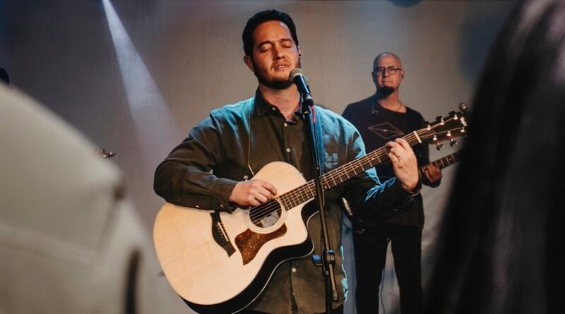 O cantor e pastor Lucas Brondi. Foto: Divulgação.