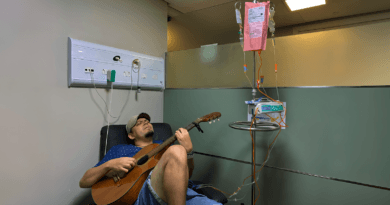 O cantor Dadai durante sessão de quimioterapia. Foto: Diana Baracho.