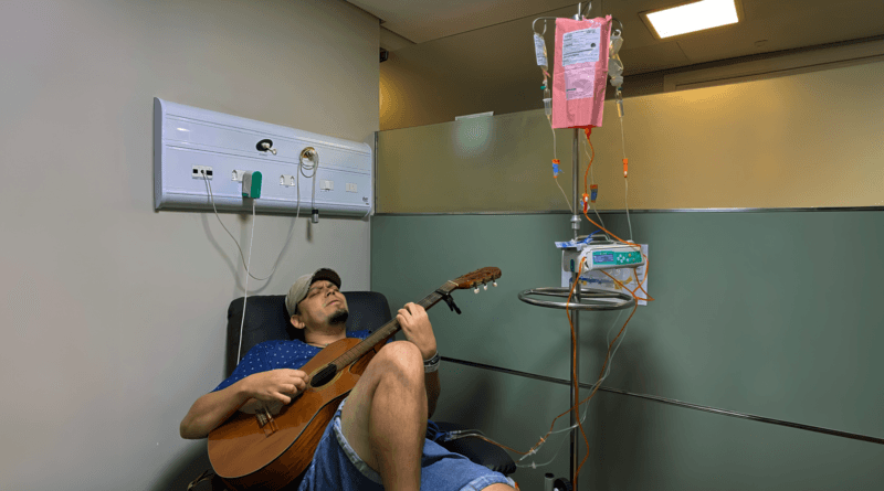 O cantor Dadai durante sessão de quimioterapia. Foto: Diana Baracho.