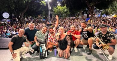 A cantora Yane Caracas e sua banda no Ciclo Carnavalesco de Fortaleza. Foto: Alexandre Santos.