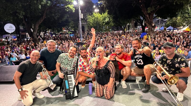 A cantora Yane Caracas e sua banda no Ciclo Carnavalesco de Fortaleza. Foto: Alexandre Santos.