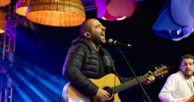 O cantor e compositor Hélvio Sodré será o primeiro convidado do Raízes ComVida, novo projeto da Banda Raízes