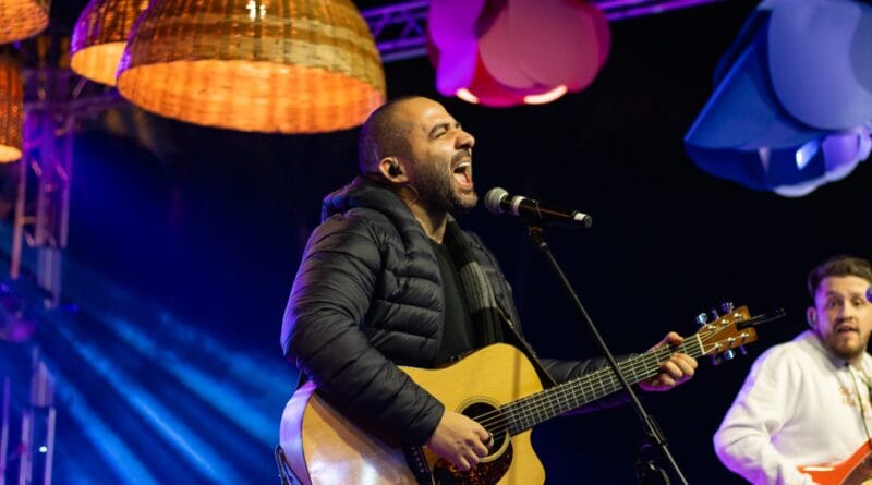 O cantor e compositor Hélvio Sodré será o primeiro convidado do Raízes ComVida, novo projeto da Banda Raízes