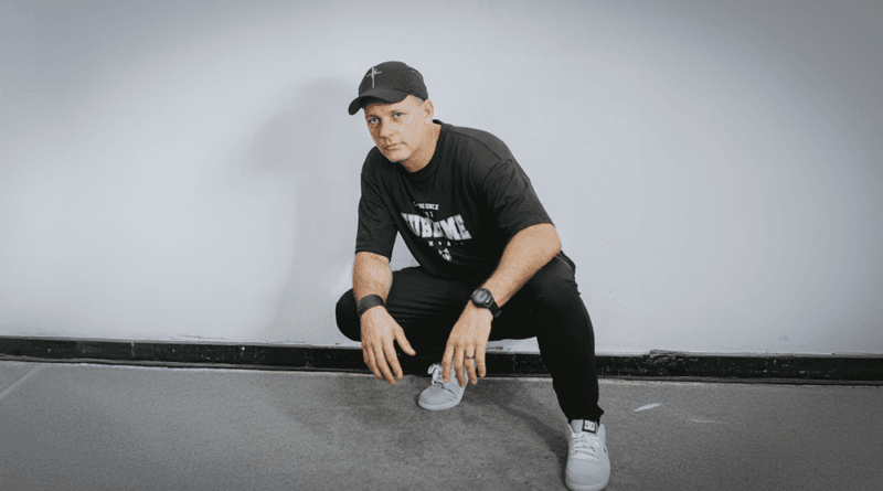 O rapper Edu Gomes. Foto: Gabi Guimarães.