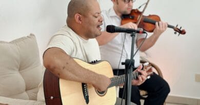 O cantor Gabriel Augusto. Foto: Heyshila Sales Fotografia.