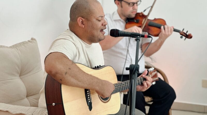 O cantor Gabriel Augusto. Foto: Heyshila Sales Fotografia.
