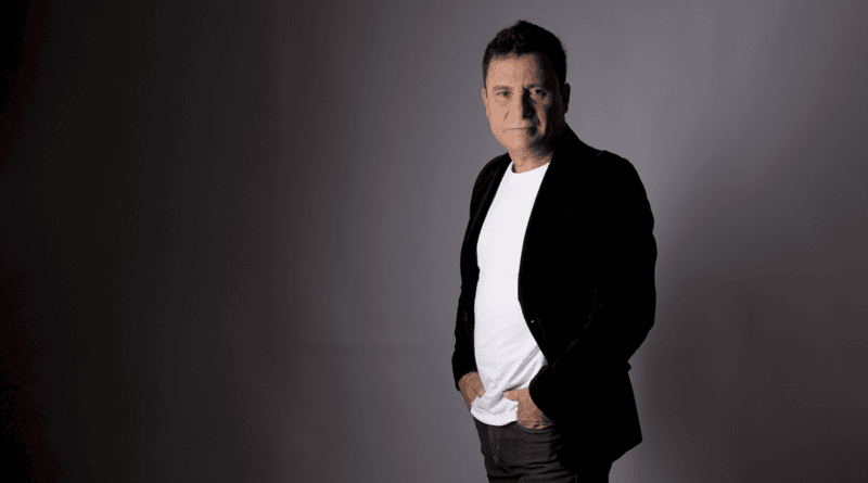 O cantor Neir Menezes. Foto: Divulgação.