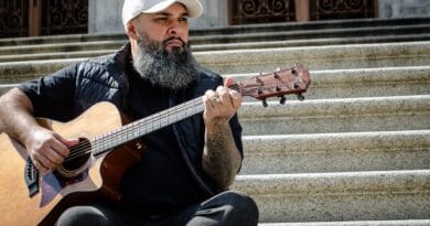 O cantor Vitor Teixeira. Foto Pâmela Michele.