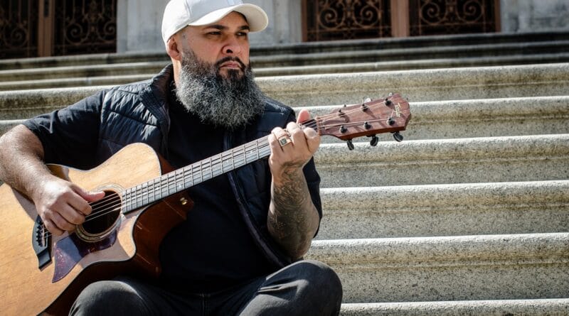 O cantor Vitor Teixeira. Foto Pâmela Michele.