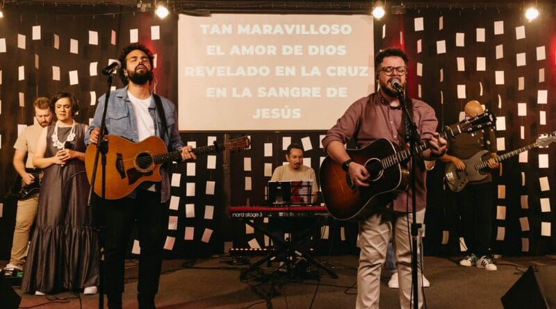 Os cantores Carlinhos Falsetti e Rapha Sousas. Foto: Divulgação.