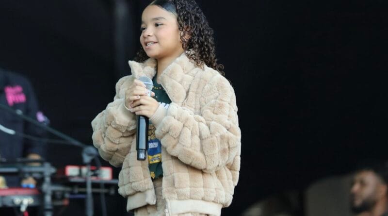 A cantora Maria Pita cantando na Marcha pra Jesus de São Paulo. Foto: Divulgação.