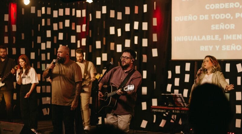 Os cantores Carlinhos Falsetti e Vitor Teixeira. Foto: Divulgação.