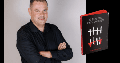O pastor e escritor Richarde Guerra e o livro "10 Dias para o Fim do Mundo". Foto: Divulgação.