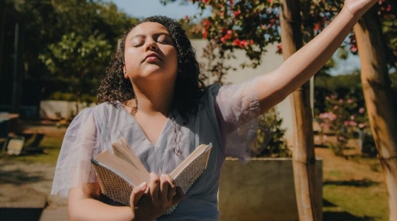 A cantora Ingrid Vitoria. Foto: Trindade Records.